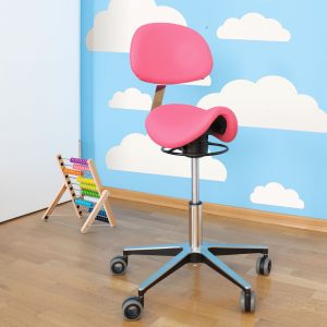 Erzieherhocker Majas Junior 3D in Skai Parotega Fuchsia. Mit Office Rückenlehne, Ringauslösung, kurzer Gasfeder, Heze Fußkreuz und Salto Rollen.