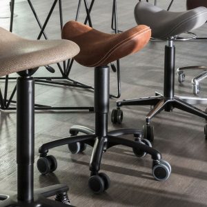 Design-Hocker Holgers Junior 3D in braunem Echtleder mit schwarzem Unterbau: Stulpdeckel, Fußkreuz und Rollen