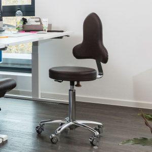 Bürohocker Susis Scandic mit Ergo-Rückenlehne in schokobraun. Mit Basis Fußkreuz und silbernen Premiumrollen.