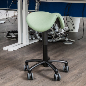 Bürohocker Friedas Trecking im Fischgräten-Design in der Farbe Agave. ausgestattet mit schwarzem Basis Fußkreuz Double Rollen und Stulpdeckel.