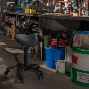 Werkstatthocker Wilfrieds Polo in Dakota schwarz mit schwarzem Unterbau aus langer Gasfeder und Basis-Fußkreuz und Automatrollen