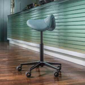 Design-Hocker Thorstens Western Sattelsitz in Manta-Ray Optik mit kurzer Gasfeder, Heze Fußkreuz und Salto Rollen