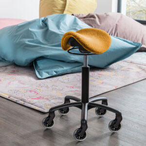 Design-Hocker Danis Junior 3D mit schwarzer Ringauslösung, Basis Fußkreuz und Skate Rollen