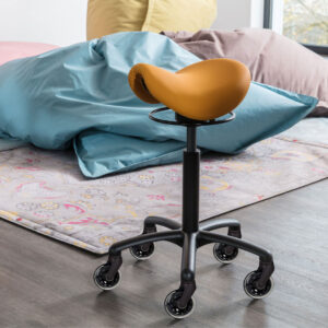 Design-Hocker Danis Junior 3D mit schwarzer Ringauslösung, Basis Fußkreuz und Skate Rollen