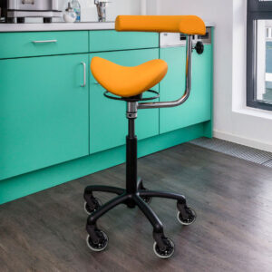 Bürohocker Gretas Junior mit Armauflage in Dynactiv™ Galeno Farbe Mustard. Ringauslösung schwarz, Basis-Fußkreuz, Skate-Pro-Rollen