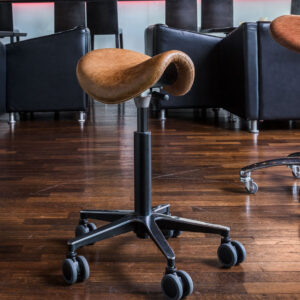 Design-Hocker Helenas Junior 3D mit schwarzem Heze Fußkreuz und Medi Rollen