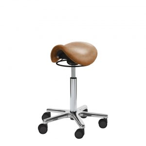Kosmetikhocker Olivias Junior skai® Pavinto in der Farbe Cognac. Mit Rindlederoptik im Used-Look. Silberne mittlere Gasfeder, schwarze Ringhöhenverstellung und abgerundetes kleines Maja-Fußkreuz, mit ungebremsten schwarzen Double-Rollen.