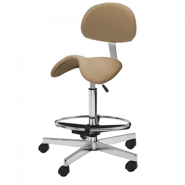 Der hohe Allrounder für Deine Einrichtung.... Der Erzieherhocker Tanjas Polo Sattelsitz in Dynactiv™ Galeno 675 mit feiner, authentischer Textilstruktur in der Farbe sand. Silbernes Unterteil, lange Gasfeder, kantiges Polarfußkreuz. Schwarze gebremste Stop Rollen, Office Rückenlehne, Fußring