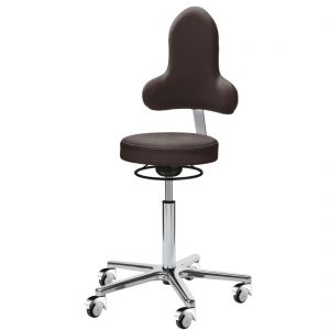 Bürohocker Christinas Scandic in Schoko braun. Höhenverstellung mittels Ringauslösung, mittleres Maja Fußkreuz und Premium Rollen in silber.