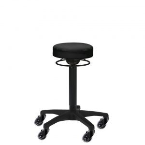 Werkstatthocker Norberts Scandic mit 28cm kleinem Sitz. Ringauslösung zur Höhenverstellung, kurze Gasfeder, Stulpdeckel, Matar Fußkreuz mit Skate Rollen. Komplett in schwarz.
