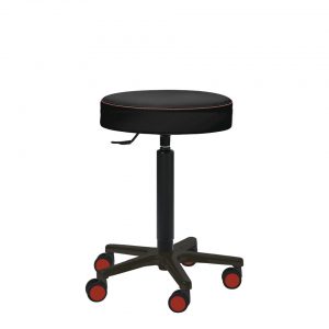 Werkstatthocker Stefans Scandic mit 40cm Sitz in Dakota schwarz mit roter Ziernaht. Dazu schwarzer Unterbau aus mittlerer Gasfeder mit Stulpdeckel, Maja Fußkreuz und Double Rollen mit roter Abdeckkappe