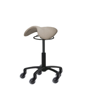 Design-Hocker Finjas Polo in der Farbe Fog (grau) in Manta-Ray-Optik mit schwarzem Fußkreuz und Skate-Rollen