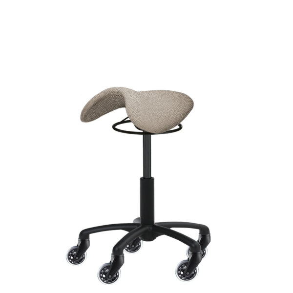 Design-Hocker Finjas Polo in der Farbe Fog (grau) in Manta-Ray-Optik mit schwarzem Fußkreuz und Skate-Rollen