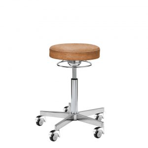 Design-Hocker Svens Scandic in Nostalgie Echtleder Camel mit silbernen Polar-Fußkreuz und Premium Rollen. Höhenverstellung mittels Ringauslösung