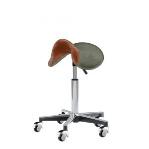 Design-Hocker Lynns Western 2-farbig. Sitzfläche bezogen in Skai Soshrago in Green-black und das Horn in Echtleder Hidalgo braun, abgesetzt durch eine grüne Ziernaht. Mit Heze Fußkreuz und Premium Rollen.