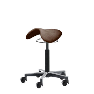 Design-Hocker Pauls Polo in Echtleder Hidalgo braun. Mit silberner Ringauslösung, schwarzer Gasfeder und Heze Fußkreuz in Chrom. Mit schwarzen Premium Rollen.