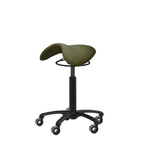 Design-Hocker Tims Polo in Dynactiv™ Galeno green mit schwarzem Unterbau aus Ringauslösung, mittlerer Gasfeder und Basis Fußkreuz dazu grau-schwarze Salto Rollen.