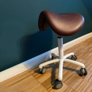 Design-Hocker Sofias Trecking in Nostalgie Echtleder Balu mit weißer Gasfeder, weißem Fußkreuz und Medi Rollen
