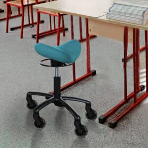 Kinderhocker Claras Junior mit schwarzer Ringauslösung, kurzer schwarzer Kinder-Gasfeder, Basis-Fußkreuz und Skate Rollen