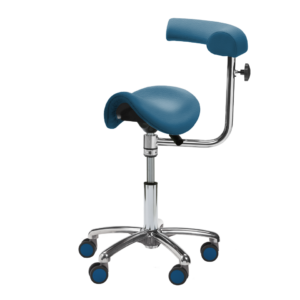 Erzieherhocker Tinas Junior mit Armauflage. Desinfektionsmittelbeständiges Kunstleder in der Farbe Aqua. Ergonomischer Sattelsitz, kurze Gasfeder, Basis Fußkreuz und lastabhängig gebremsten Medi Rollen mit farblich passender blauer Abdeckung.