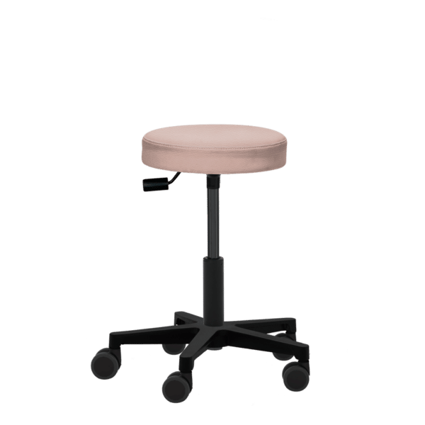 Kinderhocker Lenis Scandic in Skai Gemini puderrosa. Mit Hebeltechnik, Kindergasfeder, Heze-Fußkreuz und schwarzen Lastabhängig gebremsten Medi Rollen.