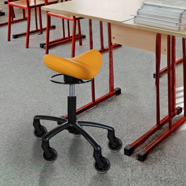 Kinderhocker Claras Junior mit schwarzer Ringauslösung, kurzer schwarzer Kinder-Gasfeder, Basis-Fußkreuz und Skate Rollen